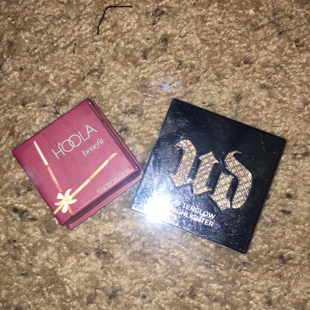 Hoola Benefit bronzer and an Urban Decay Highlight